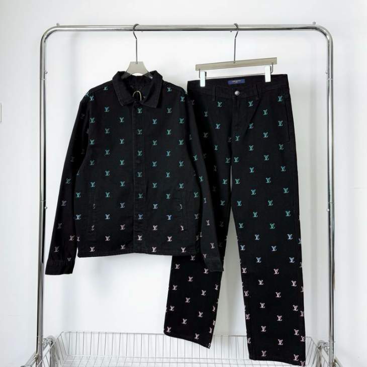 Picture of LV Sweater Suits _SKULVsz46-5230-36sytxH810H81141185